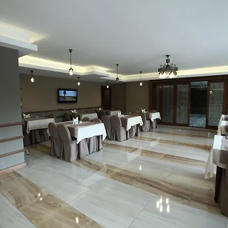 Eyna Hotel 3*